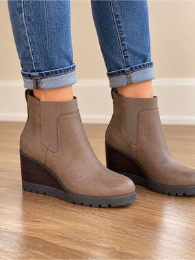 Crown Vintage Marleen Wedge Booties Size 8M/39 Brown